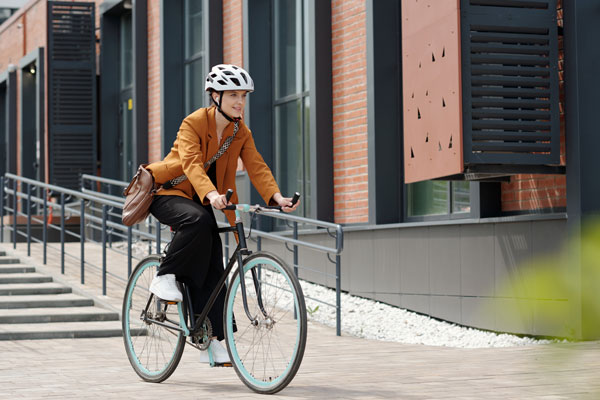 Fahrradfahrerin mit Jobrad auf dem Weg zur Arbeit